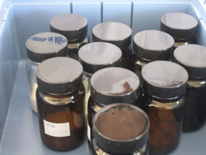 Chaque échantillon de produit cosmétique (crème, sérum, mascara...) est numéroté et étiqueté. À chaque étape du test, un relevé contrôlera ce numéro d'identité.