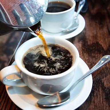 Boire du café pour prévenir la rosacée ?