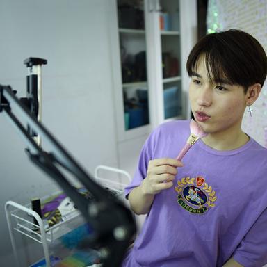 Jiang Cheng tournant une vidéo dans son studio de Pékin