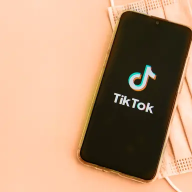 Pouvoir du maquillage, quête de perfection : qu'est-ce qui buzz sur TikTok ?