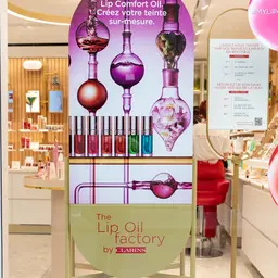 Clarins lance sa "Lip Oil Factory"