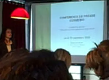 Betty Santonnat, de l'association Cosmébio, explique les avancées du standard européen Cosmos lors du point de presse du 10 septembre 2009.