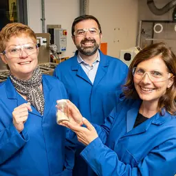 Janet Scott, Davide Mattia et Giovanna Laudisio de Naturbeads