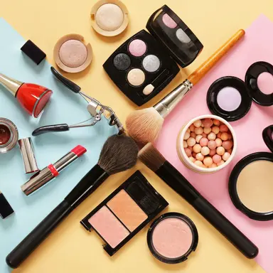 Le maquillage prestige perd du terrain chez les Américains