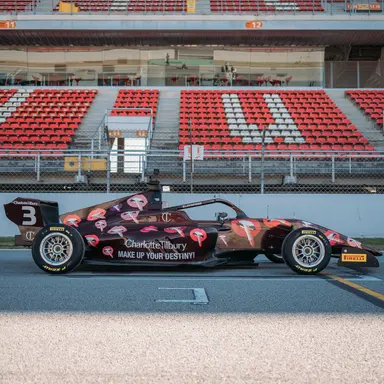 Charlotte Tilbury soutient le sport automobile féminin