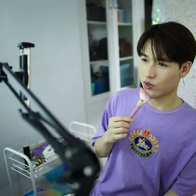 Jiang Cheng tournant une vidéo dans son studio de Pékin